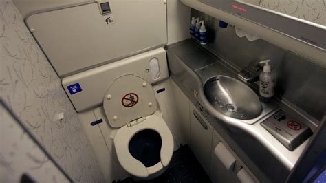 飛行機のトイレの“狭小化”が進むワケ 幅61cmは食洗機と同じだ！ 座席スペースの次は「便器」が狙われた