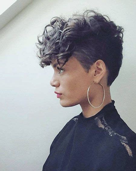 Whether it's long hair, braids, and ponytails on men, or buzz cuts and faux hawks on women, the combinations are delightful and make us all more. Coiffure pour cheveux courts : 3 idées à adopter sans ...