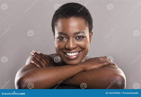 Mooie Naakte Zwarte Vrouw Met Onberispelijke Huid En Charmante Glimlach