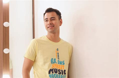 Raffi ahmad mengenakan setelan jas hitam lengkap dengan dasi. Pernah Naksir Guru SMP, Raffi Ahmad: dari Dulu Sudah Suka ...