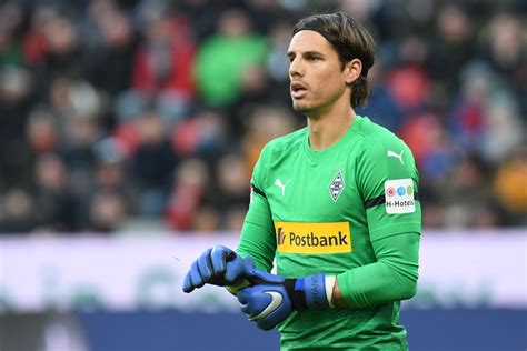 Yann sommer are vârsta de 32 de ani și joacă pe poziția de portar la echipa de club borusia mönchengladbach. Aktuelles über Borussia Mönchengladbach: Matchwinner Yann ...