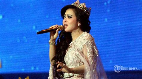 Tentu warganet yang melihat foto ini, kaget dengan kemiripan keduanya. Wow Cantiknya, Ini 14 Foto-foto Wajah Syahrini dari ABG Sampai Sekarang - Halaman 14 - Tribun Timur