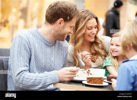Familia Disfrutar De Aperitivos En El Café Juntos Fotografía De Stock