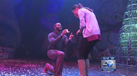 Man Proposes To Girlfriend On Stage At Chicago Theatre Abc7 Chicago