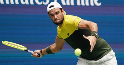 Dopo la fine della storia tra dominic thiem e kristina mladenovic, la coppia composta da ajla tomljanovic e il nostro matteo berrettini è diventata la coppia regina del tennis mondiale. Matteo Berrettini on his ankles and Ajla Tomljanovic's parents