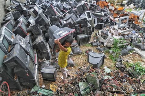 The E Waste Problem And How To Help Infographic Greener Ideal