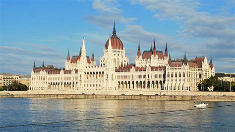 The hungarian parliament building, which was designed and built in the gothic revival style, is one of the largest buildings in hungary, and is home to hundreds of parliamentary offices. Vergroot afbeelding