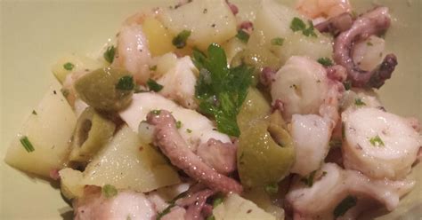 L'insalata di polpo con patate è una ricetta di pesce ottima come antipasto o secondo piatto. Insalata di polpo e patate | Ricetta (con immagini ...
