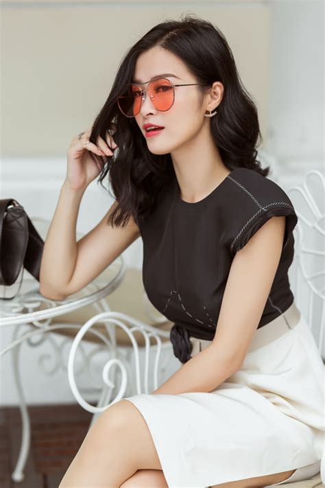 Mới đây, đông nhi đã đăng tải loạt ảnh của con gái cưng winnie lên instagram. Đông Nhi khoe vẻ gợi cảm và thanh lịch khi xuống phố