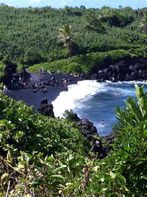 Black Sand Beach On The Road To Hana Maui Black Sand Beach Beach