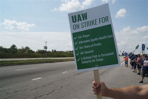 Other Unions Join Uaw Strike Outside Gm Facilities Indiana Public Radio