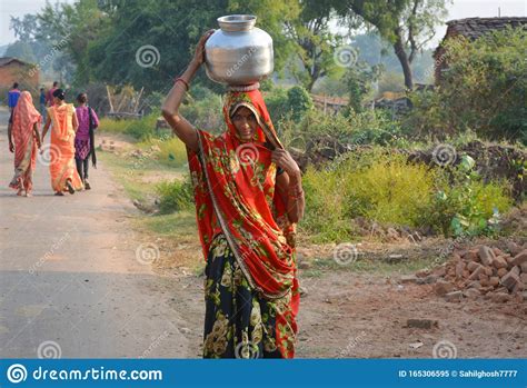 An Unidentified Indian Village Woman Carry Water Editorial Image Image Of Balancing Saree
