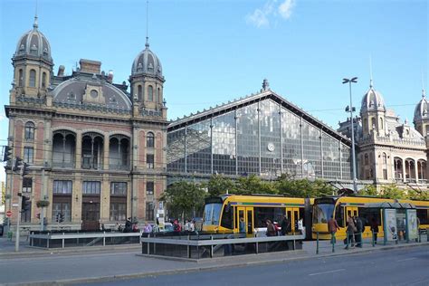 The station is on the pest side of budapest, accessible by the 4 and 6 tramline and the m3 metro line. Nyugati pályaudvar, Budapest | Közlekedés | Épületek | Kitervezte.hu