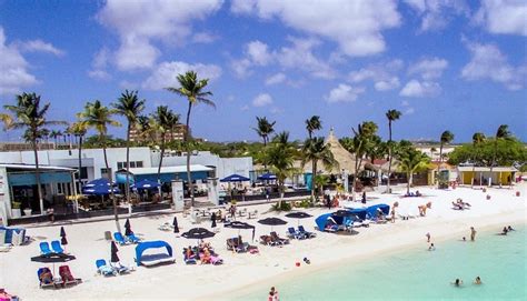 Surfside beach is een lang stadsstrand en ligt vlakbij lineair park in oranjestad. 10 Can't-Miss Beach Bars in Aruba | A Taste for Travel