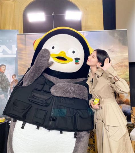 Suzy Takes A Picture With Pengsoo The Penguin