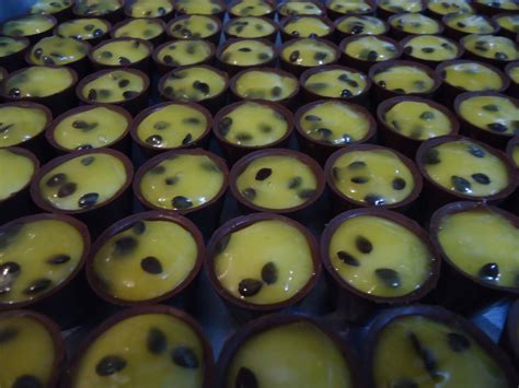 1 lata de creme de leite 1 lata de leite condensado 1 caixa de morangos limpos 10 folhas de hortelã raspas de chocolate branco e morangos para decorar. Copinho de chocolate com mousse no Elo7 | MARILOU BEM ...