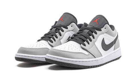 When looking at some of the recent air jordan 1 low unveilings, there's a noticeable pattern in its color schemes in the sense that it is starting to appear in more makeovers that play off of previous. Jordan 1 Low Light Smoke Grey - 553558-030 - Restocks