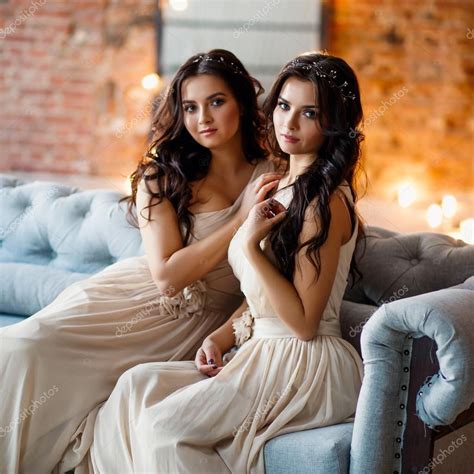 Pin By Beautiful Women Of The World On Double Take Twins Sisters Attractive Women