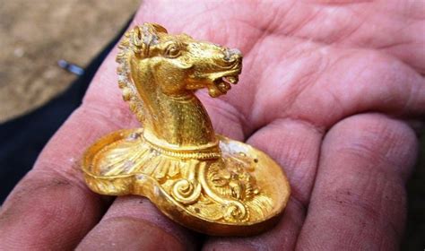 Zlatá Koňská Hlava Z Pokladu Nalezeného U Vsi Sveštari