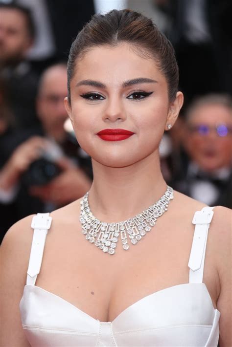 Selena Gomezs Dramatic Cat Eye In May 2019 Selena Gomezs Best Beauty Looks Popsugar Beauty