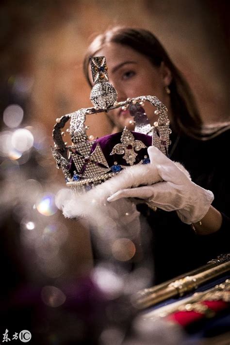 英国女王的皇冠首饰复制品，即使复制品也价值千万英镑 每日头条