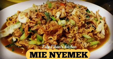 Buang pangkal batang dan daun yang sudah tua, kemudian cuci bersih di air mengalir. Resep Mie Nyemek Untuk Bumil. / resep mie jawa nyemek ...