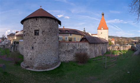 With a population of approximately 7,500 residents, it is a trade centre for local villages. Freistadt - Befestigungsturm der Stadtmauer mit Seitenans ...