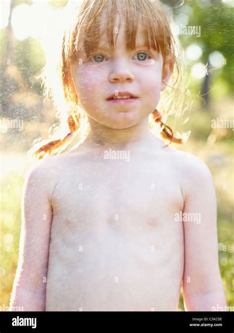Porträt Von Nacktem Oberkörper Mädchen Bestreut Mit Wasser Stockfotografie Alamy