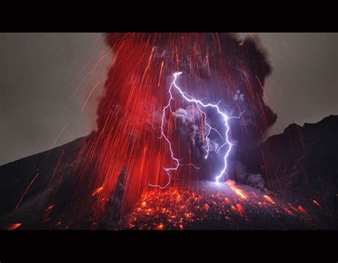 Photographer Martin Rietze Captures Japanese Volcano And Lightning