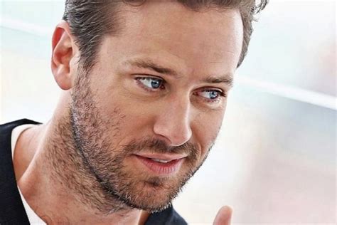 Armie Hammer Ator De Me Chame Pelo Seu Nome Acusado De Canibalismo