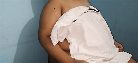 une tatie indienne stupide fait des vaccins assise déshabillée le docteur s est évanoui après