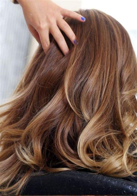 cheveux couleur caramel avec des mèches blondes subtiles diy hair color hair color and cut