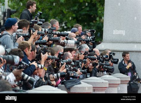 Paparazzi Hi Res Stock Photography And Images Alamy