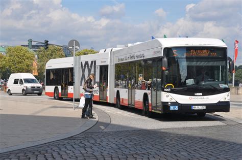 Der eidelstedter platz gehört zu den am stärksten frequentierten bushaltestellen hamburgs. HAMBURG, 20.09.2012, Metrobus 5 nach Hauptbahnhof/ZOB am ...