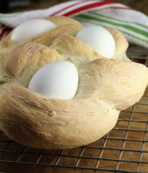 Typically easter bread is a sweetened, egg bread with traditional origins hailing from european countries, mainly from greek and italian heritages. Sicilian Easter Cuddura cu l'Ova - Mangia Bedda