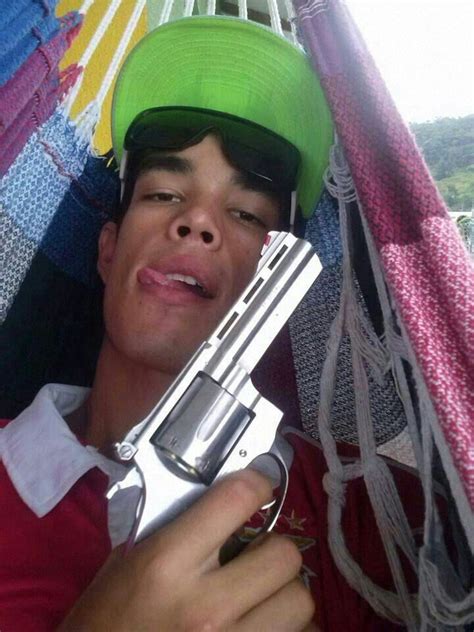 G Jovem posta foto com arma em rede social e é preso minutos depois notícias em Santa
