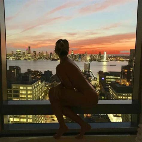 Alessia Marcuzzi Posa Completamente Nuda Su Instagram La Foto Da