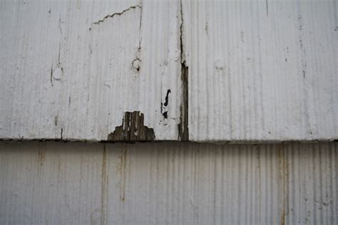 Do not break anything that you think could be asbest. Help me identify my siding? (shingles, painting, smell ...