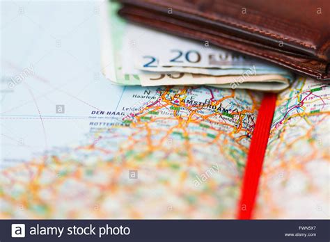 Die niederlande sind ein weitgehend flacher küstenstaat. Euro-Banknoten im Portemonnaie auf einer geografischen ...