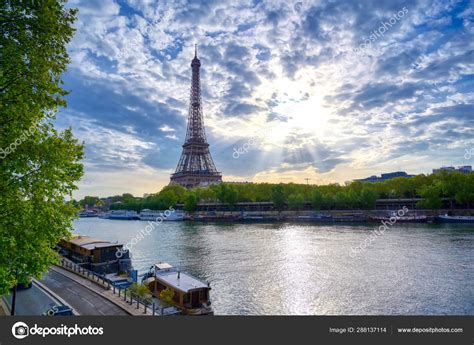 美しい雲と晴れた日にパリ フランスのセーヌ川を渡るエッフェル塔 — ストック写真 © Jbyard 288137114