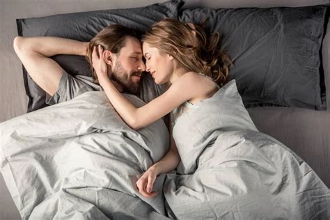 Femme à Droite Dans Le Lit Couple Automasites