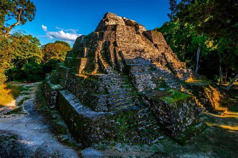 Sitio Arqueológico Yaxhá En Petén Imperio Chapin