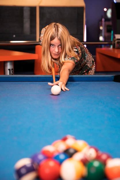 Free Photo Front View Woman Playing Billiard