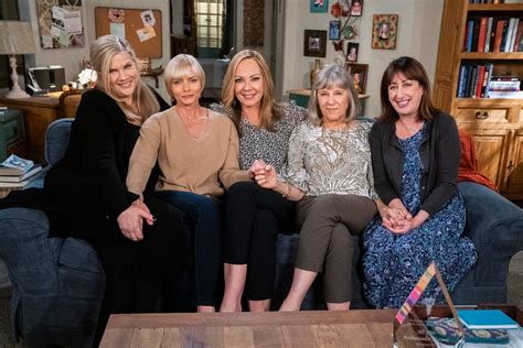 Mom Cast And Guests Of Cancelled Cbs Sitcom Say Goodbye Watch