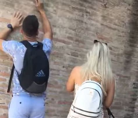 Turista Incide Nome Della Fidanzata Su Mura Del Colosseo Notizie E