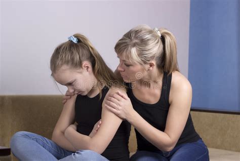 Problemas Del Adolescente Adolescente Enojado Y Su Madre Preocupante
