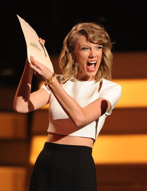 Taylor Swift Looked Excited While Announcing A Winner At The Acm Best