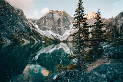 Colchuck Lake Hike What To Expect During Sunrise The Mandagies