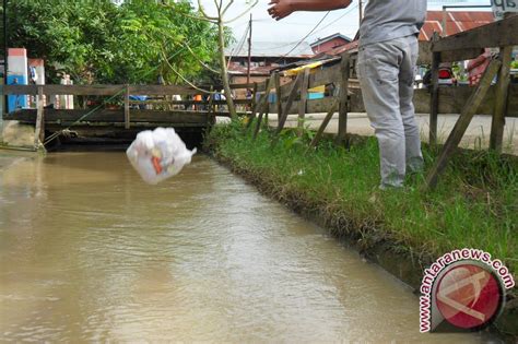 Gambar Membuang Sampah Ke Sungai Kartun Rizal Ardiansyah S Blog