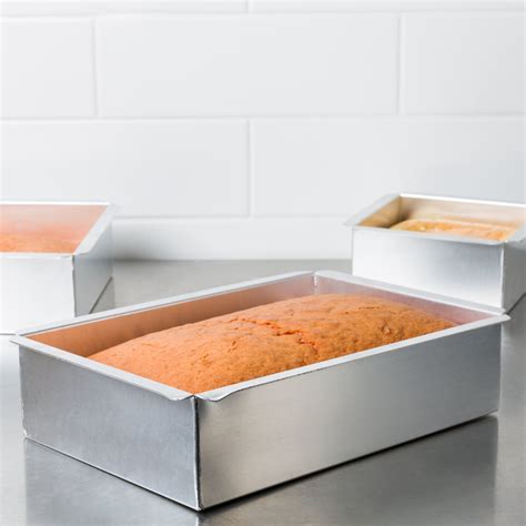 For round cake pans it's just πr²h (π x square of radius x height), for square and rectangular cake pans it's lbh (length x breadth x height). Ateco 12812 12" x 8" x 3" Aluminum Rectangular Straight-Sided Cake Pan (August Thomsen)